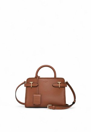 Sac à main en cuir marron avec une forme structurée, une poignée supérieure, une bandoulière amovible, des ferrures dorées et un détail de couture latérale complexe.