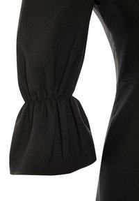 Robe en tissu noir avec des manches bouffantes, dotée de poignet froncé. Texture lisse et silhouette ajustée, mettant en valeur des détails de design élégants.
