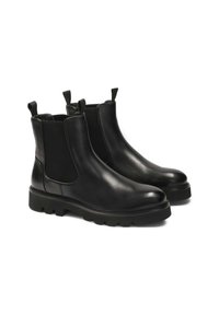 Botas Chelsea de cuero negro con paneles laterales elásticos, lengüetas en la parte trasera, punta redondeada y suela de goma con relieve. Acabado suave y diseño elegante.