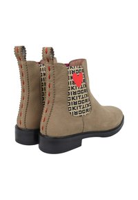 Beżowe skórzane botki po kostkę z wzorzystym tekstylnym tyłem, ozdobione czerwonymi sercami i tekstem. Szyte detale wzdłuż boków. Czarna gumowa podeszwa.