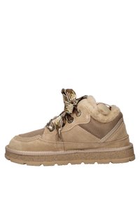 Beige enkellaars van suède en mesh met nepbontvoering, gevlochten veters en een gestructureerde rubberen zool. Zijaanzicht toont de gewatteerde kraag.