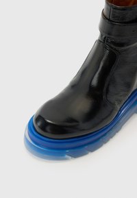 Chie Mihara YUNSEI - Wedge Ankle Boots - black/blue