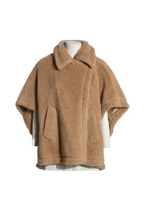 Abrigo teddy marrón claro de manga corta con cuello ancho y bolsillos delanteros sobre un torso de maniquí blanco con fondo blanco.