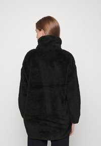 Vero Moda Petite VMFILLY ANORAK - Casaco leve - black