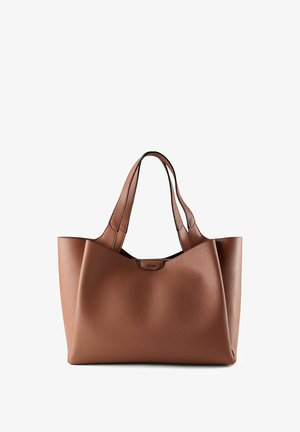Borsa tote in pelle marrone con texture, dotata di doppi manici a spalla e piccolo logo in rilievo al centro anteriore.