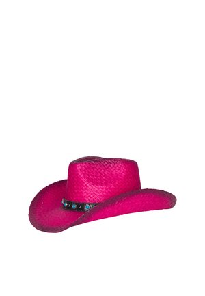 Világos rózsaszín szövött cowboy kalap fekete szalaggal, türkizkövekkel díszítve, fehér háttéren.