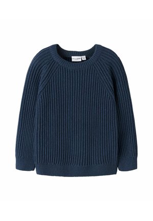 Maglione lavorato a maglia di colore blu scuro con una texture a costine, caratterizzato da un colletto rotondo e maniche raglan. I bordi sono semplici e informali.
