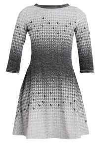 Robe texturée arborant un motif pied-de-poule avec des dégradés de gris, manches longues et encolure ronde avec surpiqûres accentuées.