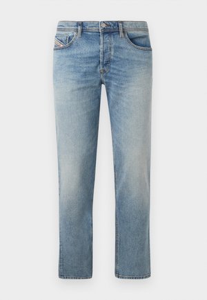 Jeans de denim azul claro com um design de perna reta. As características incluem cinco bolsos, passadores de cinto e um desbotamento subtil em todo o tecido.