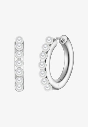 Orecchini a cerchio in argento caratterizzati da una fila di sette piccole perle bianche rotonde sulla parte anteriore, con una finitura liscia e lucida e una forma arrotondata.