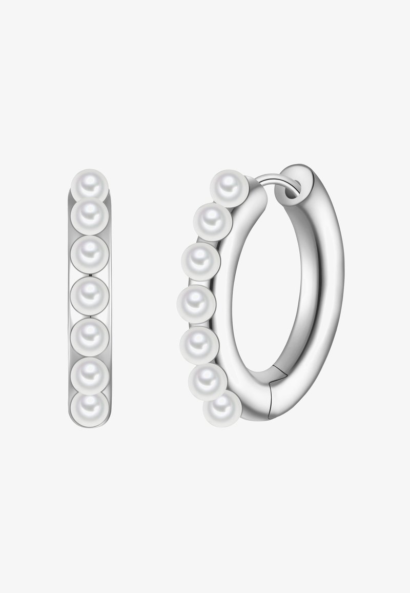 Sidabrinės auskarai žiedai, kuriuose priekyje išdėstyta septynių mažų, apvalių baltų perlų eilė, su lygiu blizgiu paviršiumi ir suapvalinta forma.