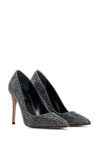 Décolleté neri con punta affusolata, coperti di glitter argentati, dotati di un sottile tacco a stiletto e di una fodera interna liscia.