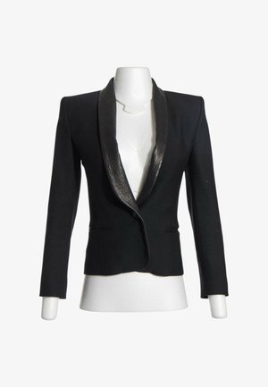 Blazer nero su misura con collo a scialle in raso e chiusura con un solo bottone, esposto su un torso bianco del manichino.