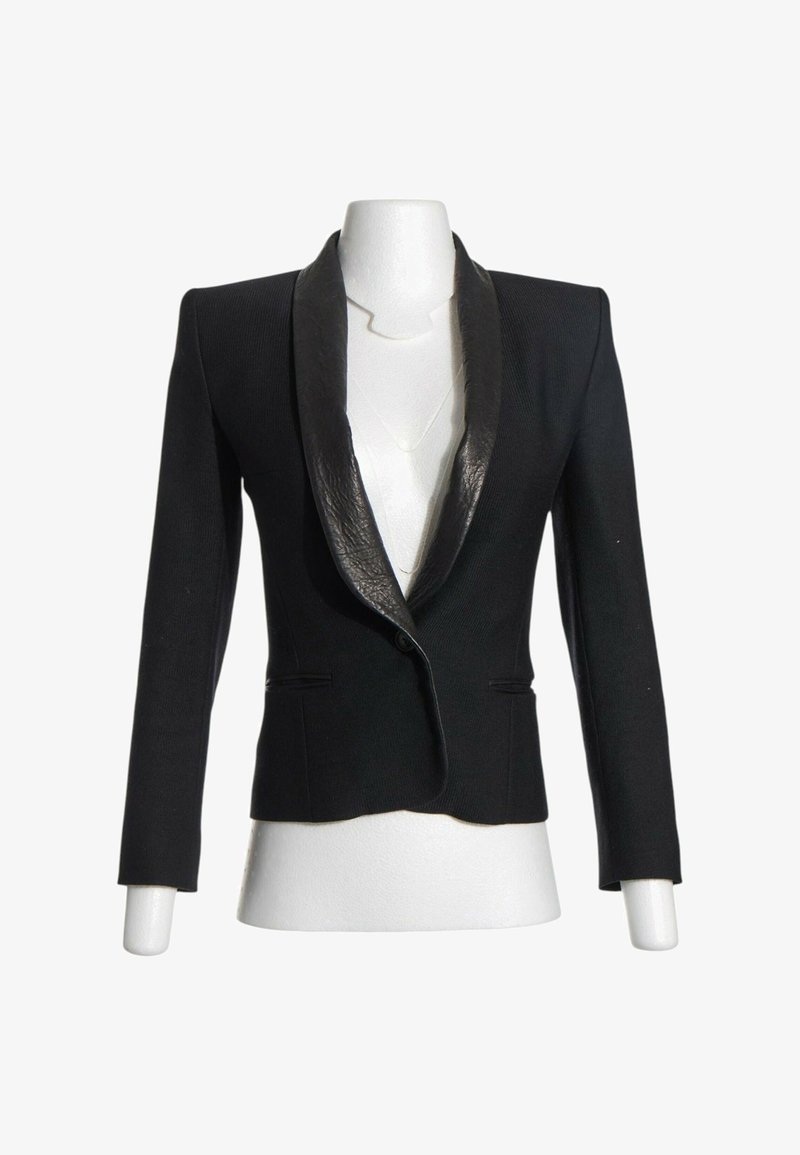 Blazer noir sur mesure avec col châle en satin et fermeture à bouton unique, présenté sur un buste de mannequin blanc.