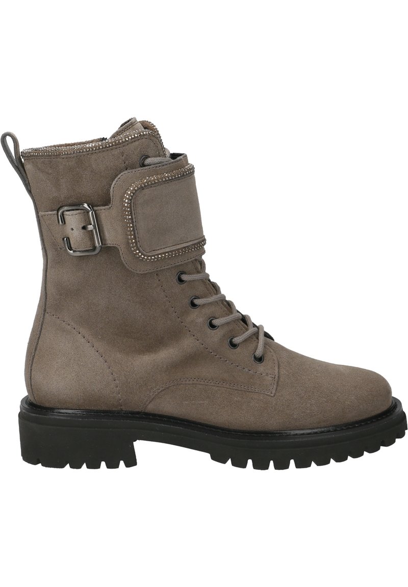 Stivale alla caviglia in suede grigio con lacci frontali, colletto imbottito, zip laterale e dettagli decorativi in rivetti. Suola in gomma nera con battistrada.