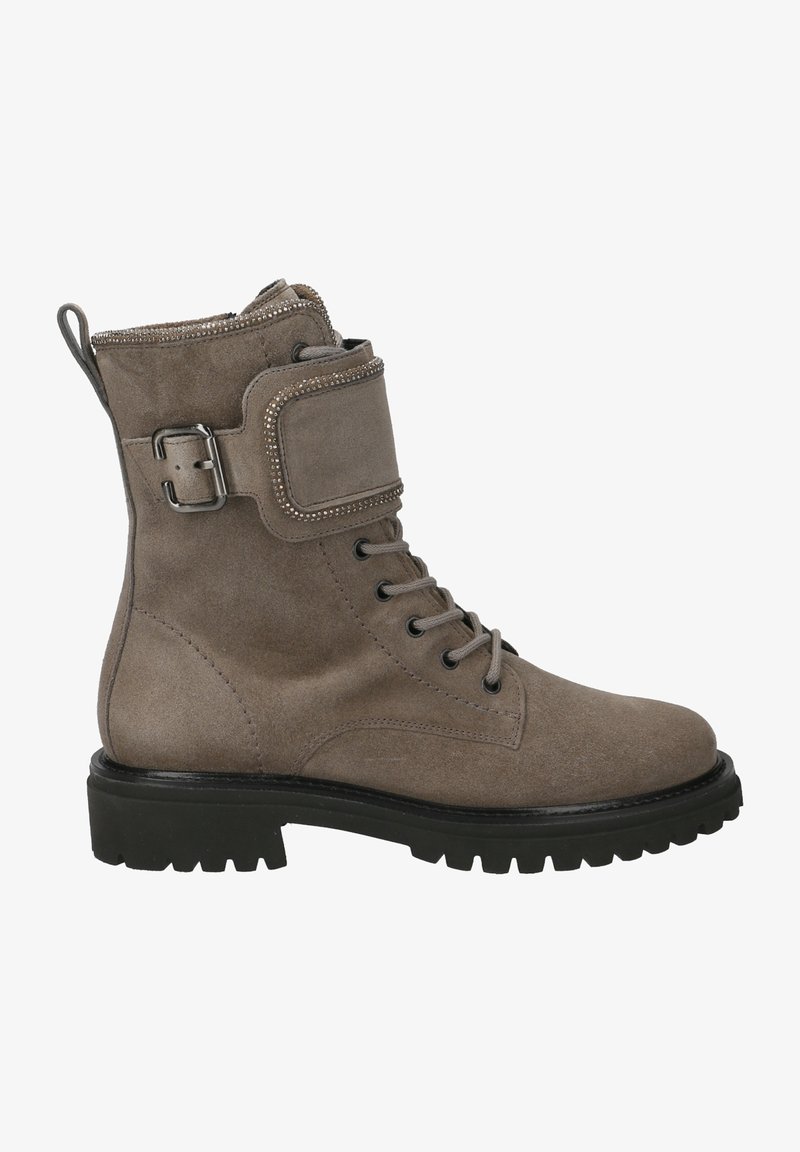 Stivale alla caviglia in suede grigio con lacci frontali, colletto imbottito, zip laterale e dettagli decorativi in rivetti. Suola in gomma nera con battistrada.