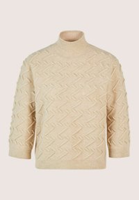 Beige gestrickter Pullover mit Zickzack-Strukturmuster, geripptem Stehkragen, 3/4-Ärmeln sowie gerippten Bündchen und Saum auf einem hellen Hintergrund.