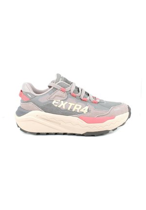 Sneaker multicolore grigio con accenti rosa, suola spessa, motivo a zigzag sul fondo e "EXTRA4" stampato di lato.