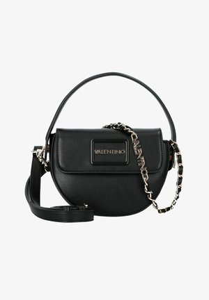 Schwarze Lederhandtasche mit abgerundeter Form, vorderer Klappe, goldfarbenen Beschlägen und einem mit einer Kette akzentuierten Riemen. Verfügt über eine Logo-Plakette auf der Vorderseite.