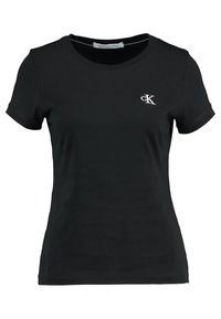 Černé tričko s krátkým rukávem značky Calvin Klein Jeans s kulatým výstřihem a malým bílým logem "cK" na levé hrudi.