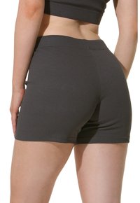 Shorts a costine grigio scuro con un design aderente, caratterizzati da un ampio elastico in vita e una texture liscia. Il tessuto sembra elastico e comodo.