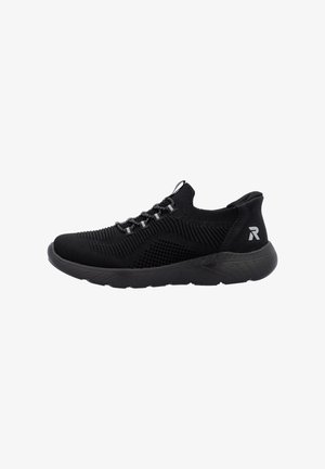 Schwarzer Sportschuh mit einem atmungsaktiven Strickoberteil, strukturiertem Design und elastischen Schnürsenkeln. Verfügt über eine gepolsterte Sohle und ein Logo-Highlight an der Ferse.