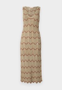 Vestito senza maniche fino al ginocchio realizzato in tessuto a trama con un motivo a zigzag in beige e rosso. Presenta un profondo scollo a V e un orlo ondulato.
