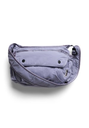 Hellviolette Umhängetasche mit Vorderklappe, die durch zwei schwarze Druckknöpfe gesichert ist, und einem verstellbaren, gepolsterten Riemen.