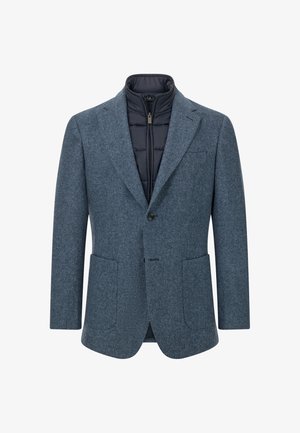 Jasnoniebieska marynarka w jodełkę z ciemną podszewką puchową. Posiada dwie przednie kieszenie i pojedyncze zapięcie na guziki. Gładka tekstura.