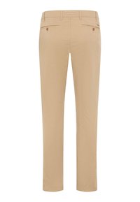 Pantalon beige à jambes droites avec passants pour ceinture, deux poches passepoilées boutonnées au dos et un détail de couture au centre du dos.