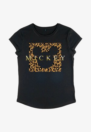 Schwarzes T-Shirt mit einem Leopardenmuster-Rechteck und der Silhouette von Mickey Mouse sowie dem Wort "MICKEY" in goldenen Buchstaben darunter. Kurze Ärmel.