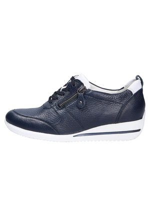 Marineblauer Leder-Sneaker mit weißen Akzenten, ausgestattet mit Schnürsenkeln, dekorativem seitlichem Reißverschluss und einer strukturierten Oberfläche im Obermaterial. Dicke weiße Sohle.