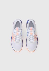 Baskets blanches avec une tige en mesh, accents orange et bleu, lacets plats et semelle texturée. Présente un logo sur le côté et un col rembourré.
