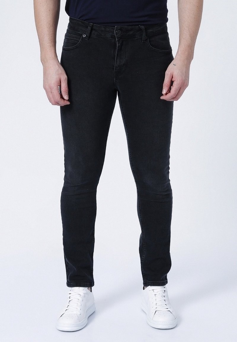 Černé úzké džíny z denimu, s pěti kapsami, zapínáním na knoflík a zip, s jemným vyblednutím a mírným strečem.