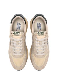 Sneakers Autry Reelwind beige e crema con tomaia in mesh e suede, stringhe bianche e colletto imbottito nero sul tallone, mostrati in vista dall'alto.