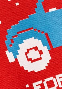 Tejido rojo con un diseño de coche azul pixelado y ruedas blancas. La tela tiene una textura suave y un patrón de impresión digital.