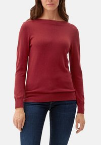Rode sweater met een bootneck, lange mouwen en ribbelranden. Gemaakt van een zachte stof met een gladde textuur, in een aansluitend ontwerp.