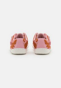 Rosa sneakers med ett mönsterdesign med kattmotiv, vita sulor och en kardborreband för säker passform. Texturerat tyg på sidorna.