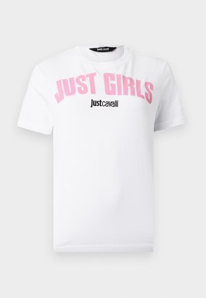 Biały T-shirt z krótkim rękawem z różowym napisem "JUST GIRLS" i mniejszym czarnym napisem "Just Cavalli" umieszczonym na środku przodu.