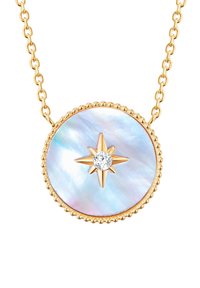 Guldkæden har en rund iriserende vedhæng med en central diamant og stjerneformede accenter, omkranset af en perle kant.