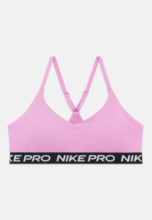 Jasnoróżowy sportowy biustonosz z cienkimi regulowanymi ramiączkami tworzącymi wycięcie na plecach typu racerback oraz czarną elastyczną opaską z białym logo "NIKE PRO".