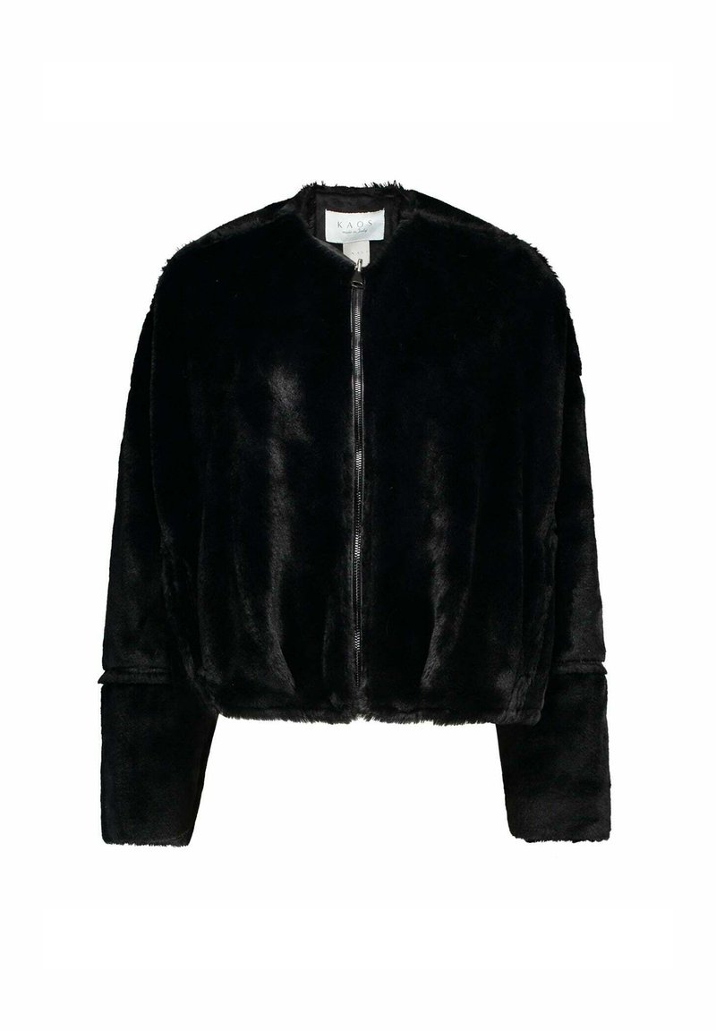 Giacca bomber nera in pelliccia sintetica con zip frontale, collo rotondo e maniche lunghe. Texture morbida e polsini elasticizzati alle estremità delle maniche.