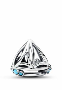 Charm aus Sterlingsilber im Design eines dreieckigen Segelbootes, verziert mit türkisfarbenen Steinen und kleinen klaren Steinen, mit filigranen Details.