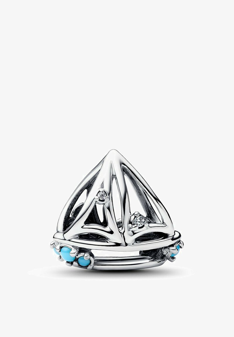 Charm aus Sterlingsilber im Design eines dreieckigen Segelbootes, verziert mit türkisfarbenen Steinen und kleinen klaren Steinen, mit filigranen Details.