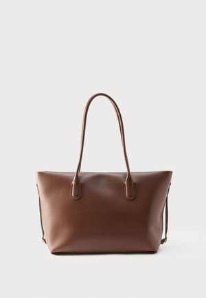 Pruun nahast kandekott kahe pika sangaga, struktuuriga ristkülikukujuline kuju ja minimalistlik disain valgel taustal.