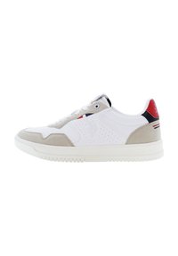 Vit sneaker med grå mocka accenter, perforerade detaljer och en röd och marinblå häl. Har en snörningsdesign och en texturerad gummisula.