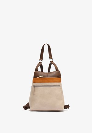 Mały plecak w beżowe, pomarańczowe i brązowe kolorowe bloki, z przednią kieszonką na zamek i regulowanymi szelkami na białym tle.