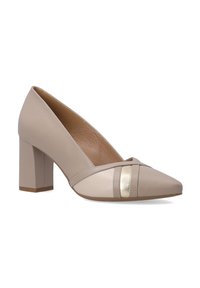 Béžové pumpy na blokovém podpatku s špičatou špičkou, s texturovaným koženým svrškem a kovovým zlatým páskem přes přední část.