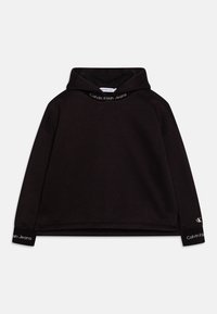 Sudadera negra hecha de tela suave con capucha ajustable. Presenta un logo en el cuello y en los puños, con cortes laterales para un ajuste relajado.