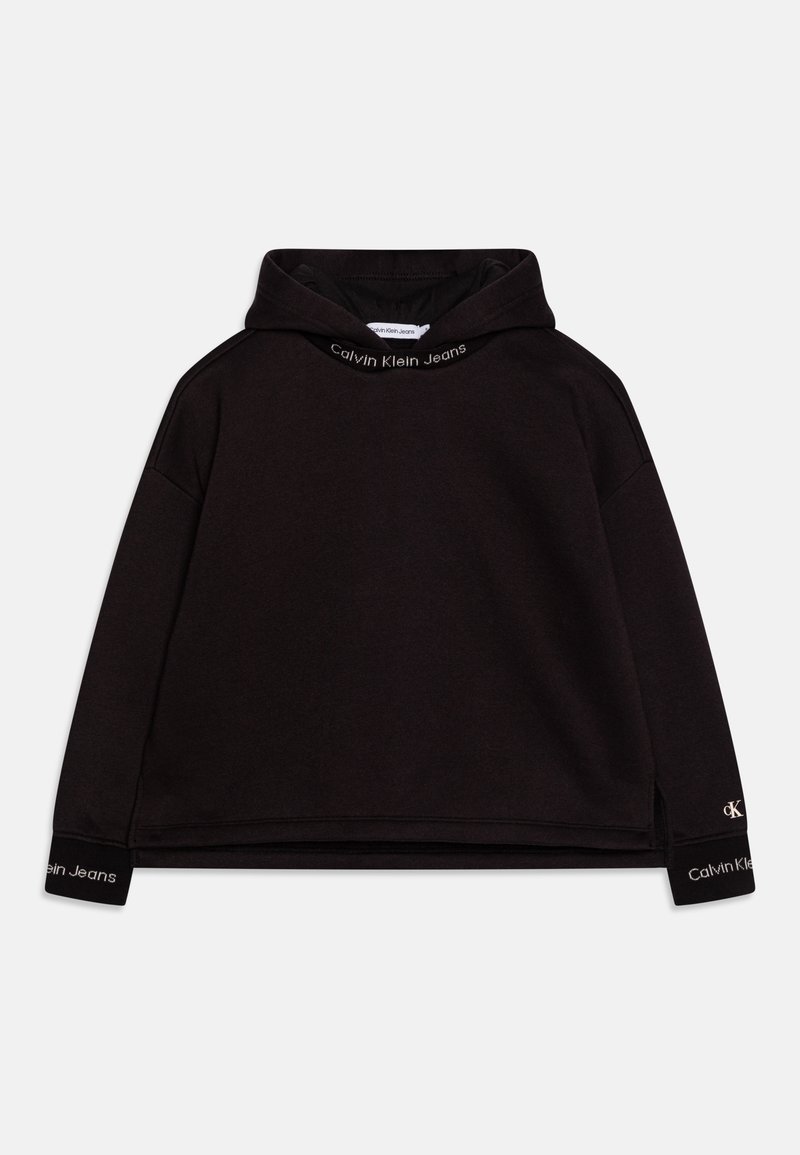 Sudadera negra hecha de tela suave con capucha ajustable. Presenta un logo en el cuello y en los puños, con cortes laterales para un ajuste relajado.